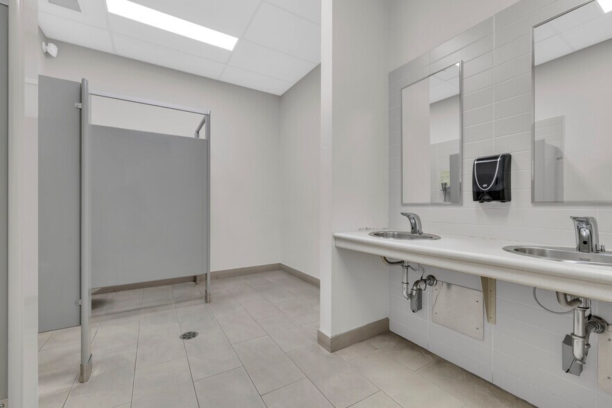 More Photos Of 1 Riverside Dr W, Windsor Office For Lease