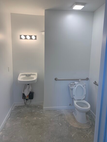 More Photos Of 215 Buford Dam Rd, Cumming Warehouse For Lease