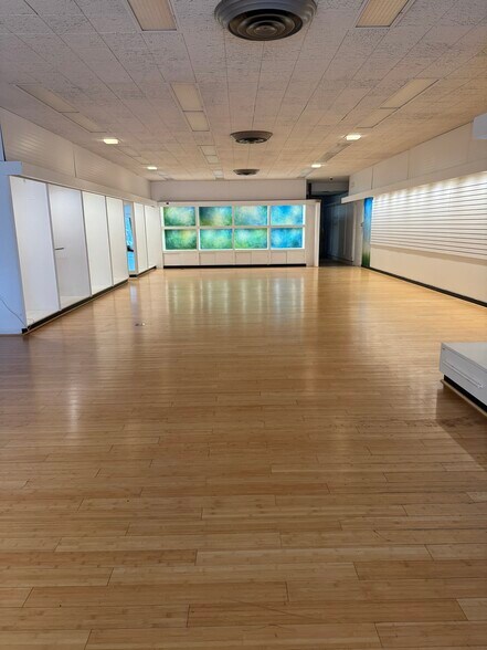 More Photos Of 410 S Spring St, Burlington Storefront Retail Office For Lease