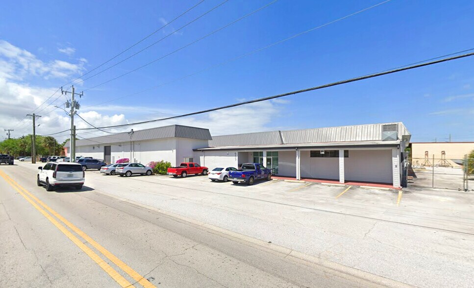 More Photos Of 657 NE Dixie Hwy, Jensen Beach Industrial For Lease