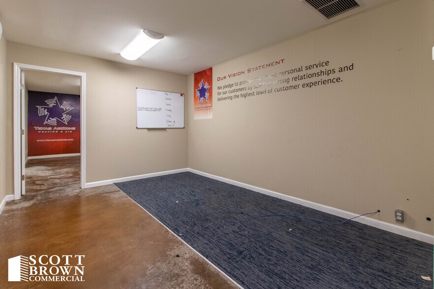 More Photos Of 10763 Mapleridge Dr, Dallas Distribution For Lease