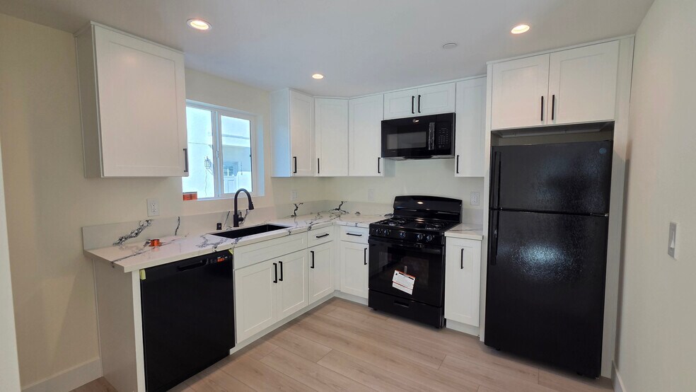 More Photos Of 19100 Victory Blvd, Tarzana Apartments For Sale