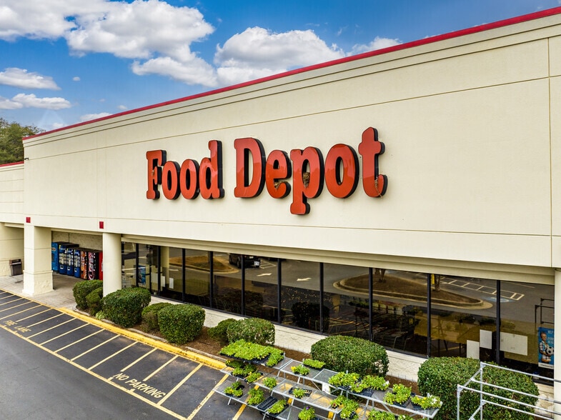 Primary Photo Of 814-830 S Hill St, Griffin Unknown For Lease