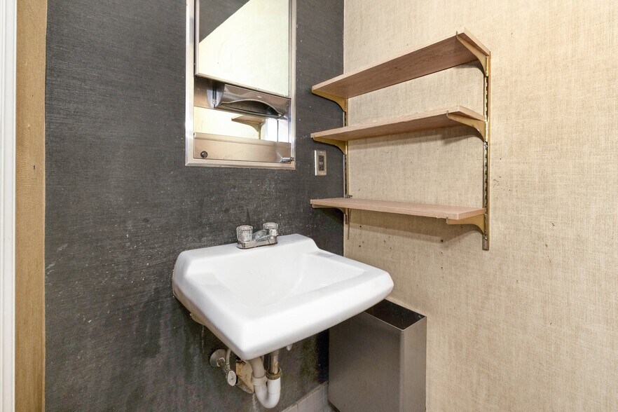 More Photos Of 1022 N Broadway, Yonkers Office For Lease