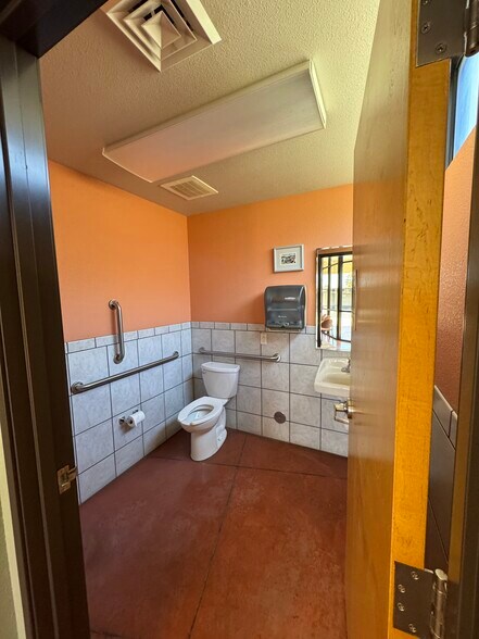 More Photos Of 801 N Wilmot Rd, Tucson Office For Sale
