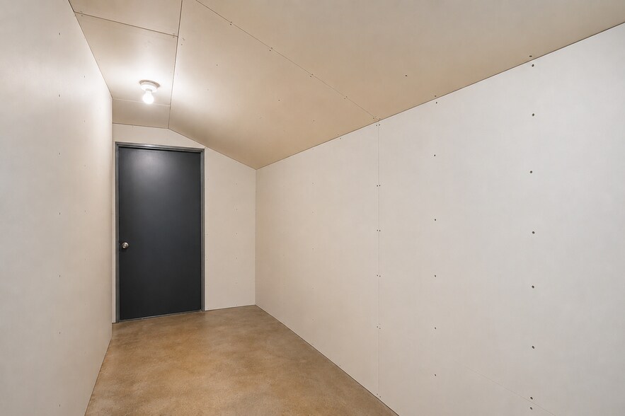 More Photos Of 118 Grand St, Kingston Freestanding For Sale