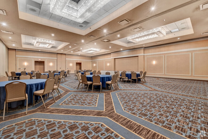 More Photos Of 15700 John F Kennedy Blvd, Houston Hotel For Sale