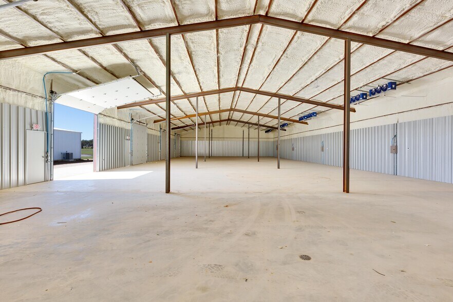 More Photos Of 343 Miracle Mile, Stonewall Warehouse For Lease