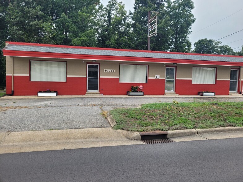 More Photos Of 10923 N Main St, Archdale Storefront For Lease