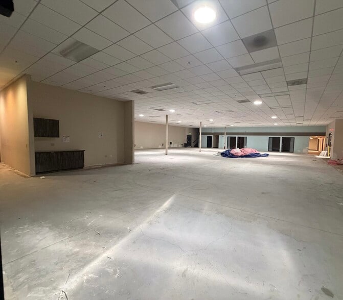 More Photos Of 44204-44276 10th St W, Lancaster Unknown For Lease
