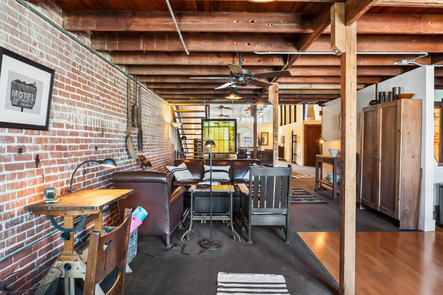 More Photos Of 118 W. Grand St, Whitewright Storefront Retail Residential For Sale