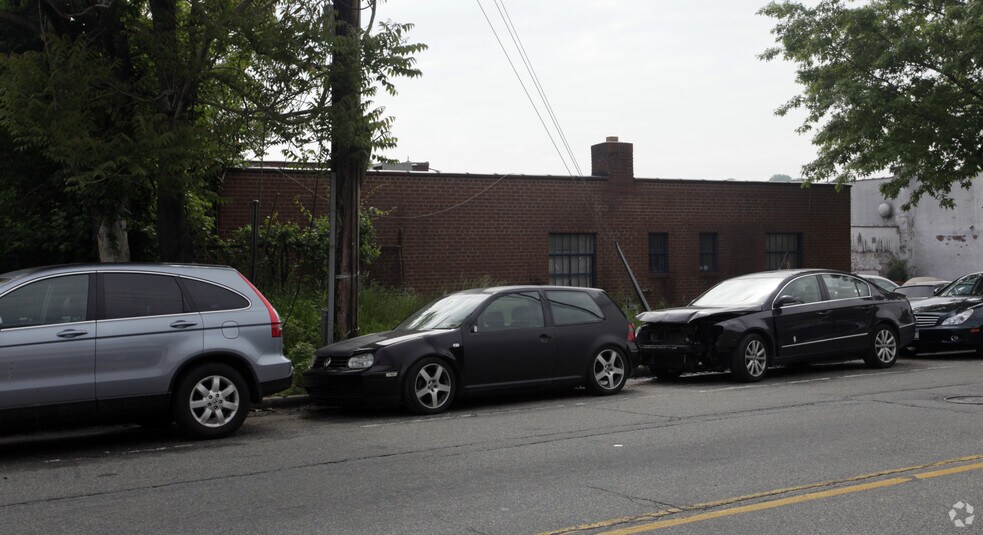 More Photos Of 300 E Shore Rd, Great Neck Warehouse For Lease