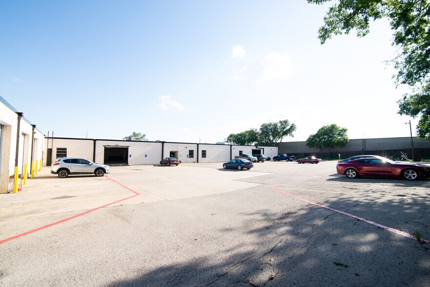 More Photos Of 2925 Merrell Rd, Dallas Showroom For Lease