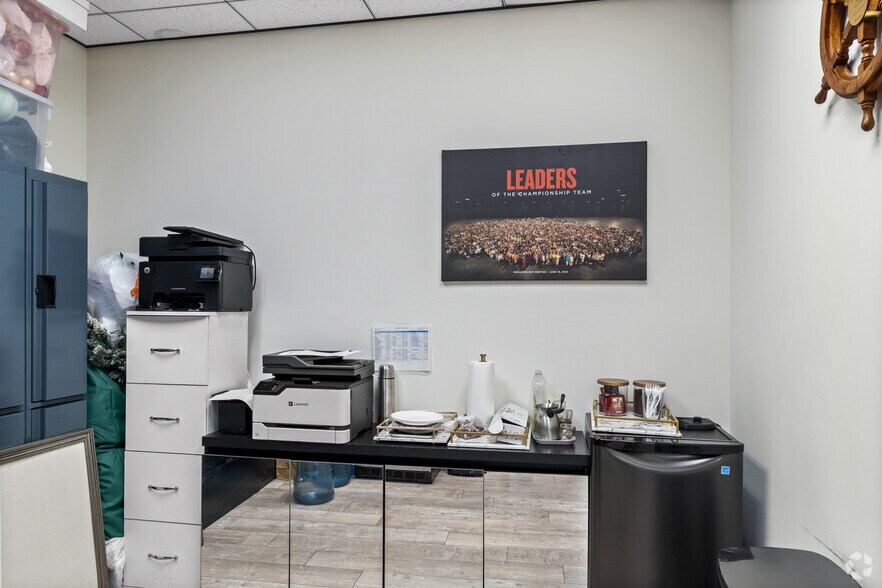 More Photos Of 14925-14945 Ventura Blvd, Sherman Oaks Office For Lease