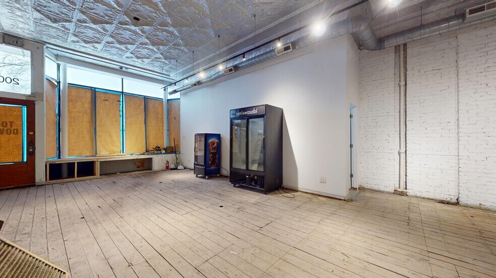 More Photos Of 2004 W Roscoe St, Chicago Apartments For Lease