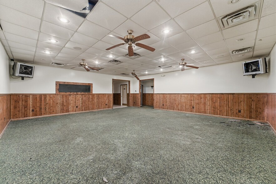 More Photos Of 1117 Willow Dr, Waynesburg Warehouse For Sale