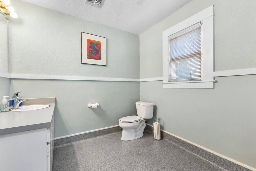 More Photos Of 700 College Ave, Santa Rosa Office For Sale