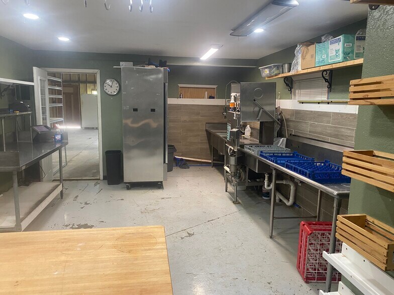 More Photos Of 100 Oregon St, Hiawatha Flex For Sale