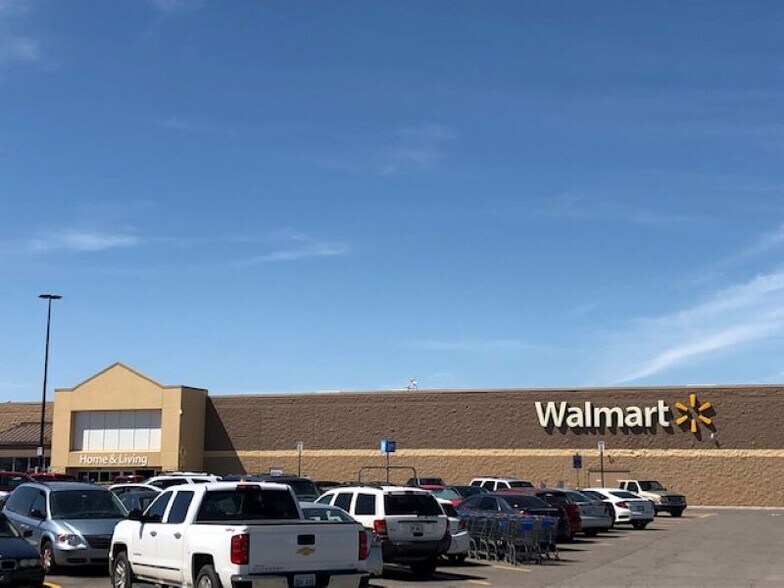 More Photos Of 6920-6930 W Kellogg Dr, Wichita Freestanding For Lease