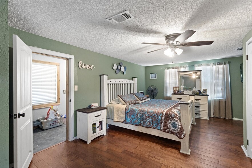 More Photos Of 725 Holmes Dr, Granbury Auto Repair For Sale
