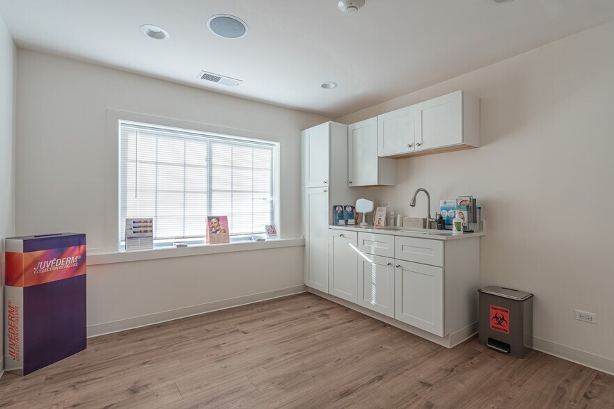 More Photos Of 330 W Frontage Rd, Northfield Medical For Lease