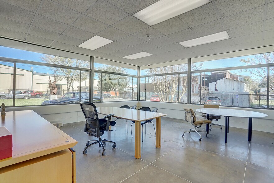 More Photos Of 7305 Navigation Blvd, Houston Office For Sale