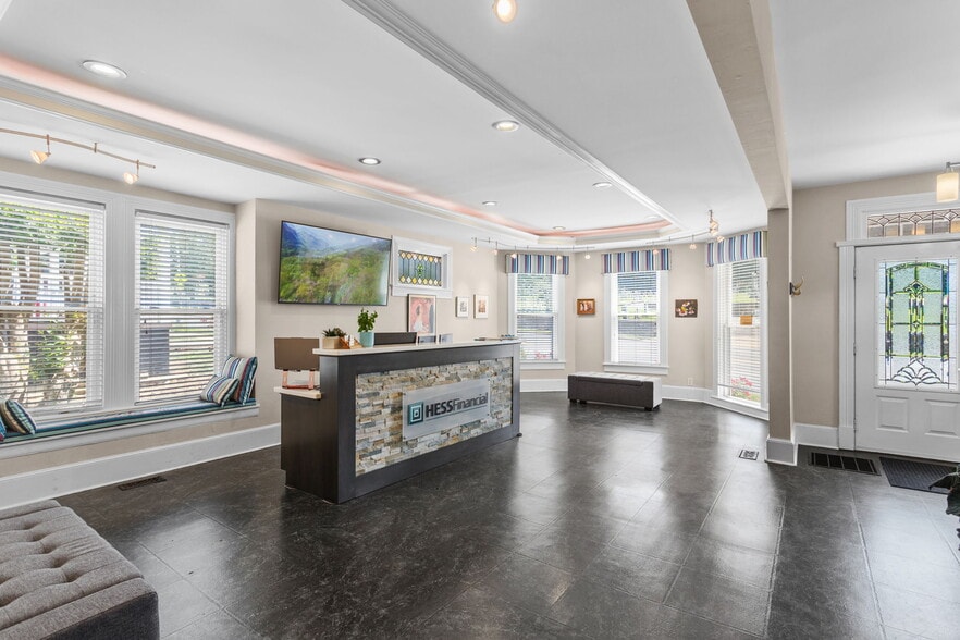More Photos Of 380 E Market St, Harrisonburg Office For Lease