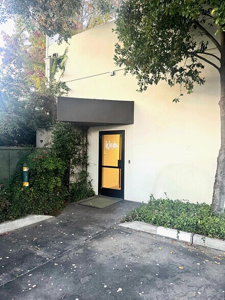 More Photos Of 2033 N Fine Ave, Fresno Flex For Lease