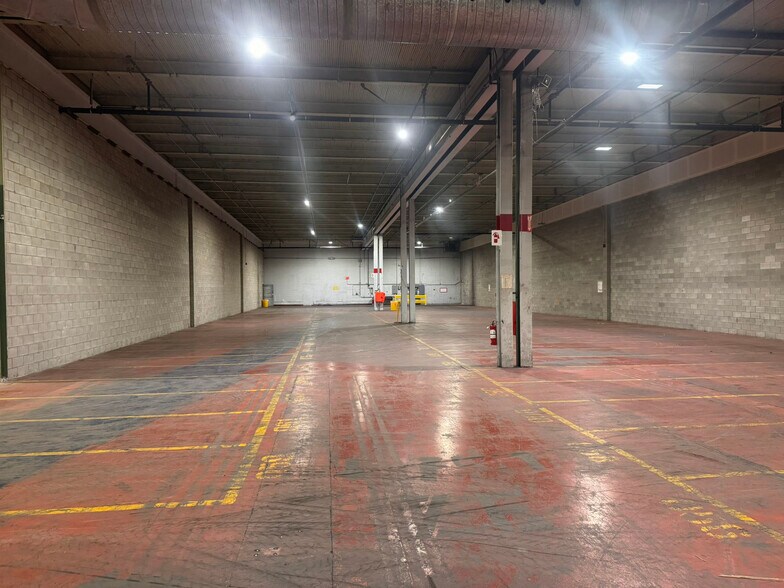 More Photos Of 800 Boul Industriel, St-Jean Warehouse For Lease