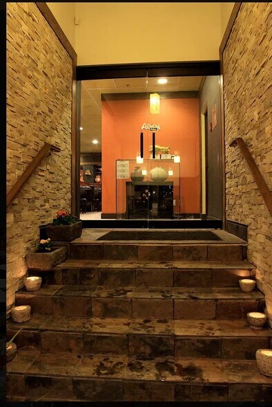 More Photos Of 584 Bloor St W, Toronto Restaurant For Lease