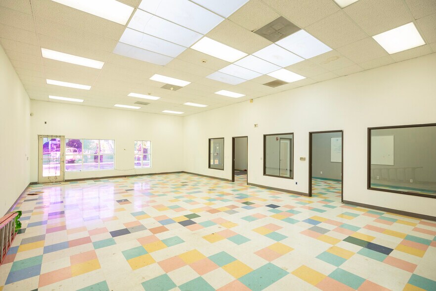 More Photos Of 1112 D St, Sacramento Showroom For Lease