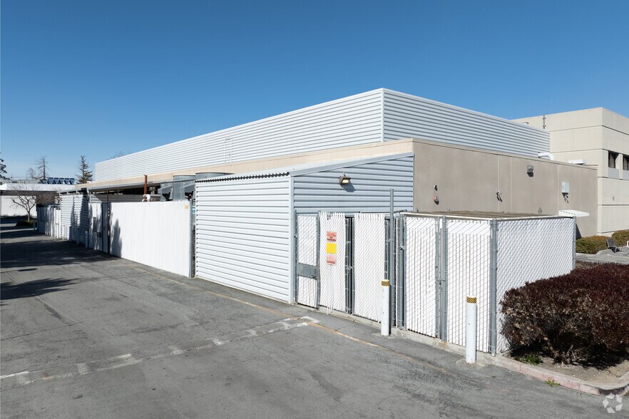 More Photos Of 3100 Central Expy, Santa Clara Research And Development For Lease