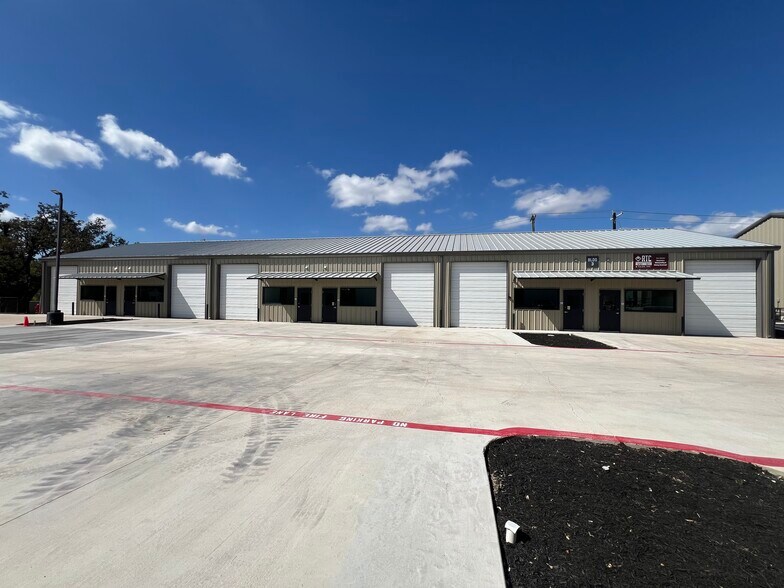 More Photos Of 2711 Daisy Dr, Austin Unknown For Lease