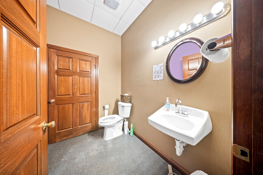 More Photos Of 3224 Winchester Ave, Ashland Flex For Sale