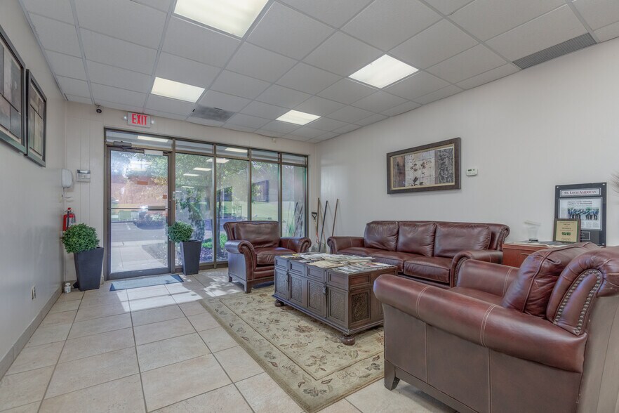 More Photos Of 4401 Ridgewood Ave, Saint Louis Showroom For Sale