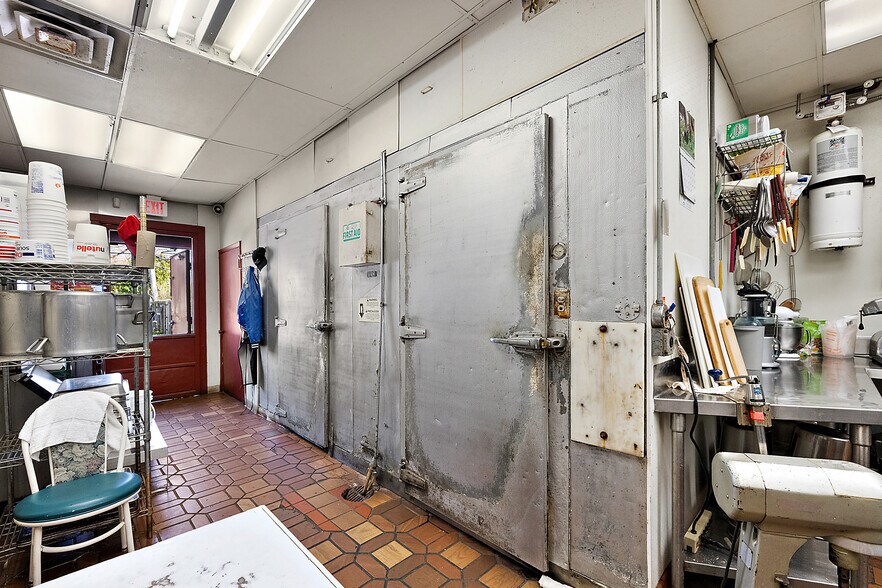 More Photos Of 37116 S Groesbeck Hwy, Clinton Township Restaurant For Sale