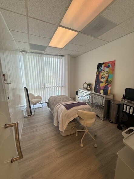 More Photos Of 881 Dover Dr, Newport Beach Medical For Lease