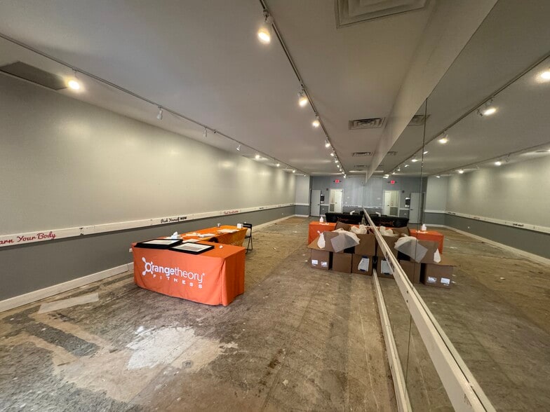 More Photos Of 1040-1044 Lake St, Oak Park Storefront Retail Office For Lease