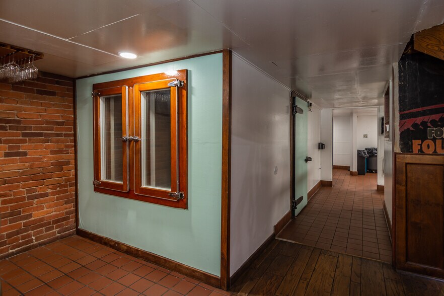 More Photos Of 115 NE Locust St, Oakland Restaurant For Sale