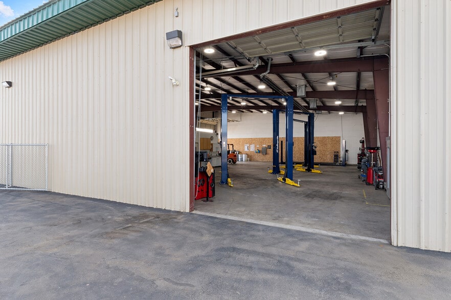 More Photos Of 6062-6068 Crater Lake Ave, Central Point Warehouse For Sale