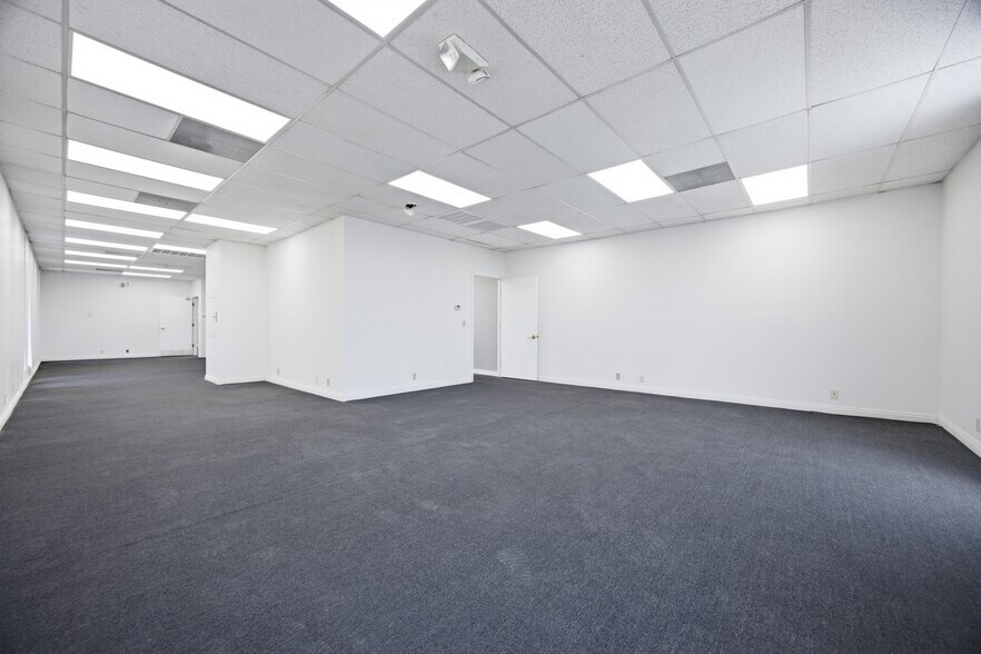 More Photos Of 844 E Sahara Ave, Las Vegas Loft Creative Space For Lease
