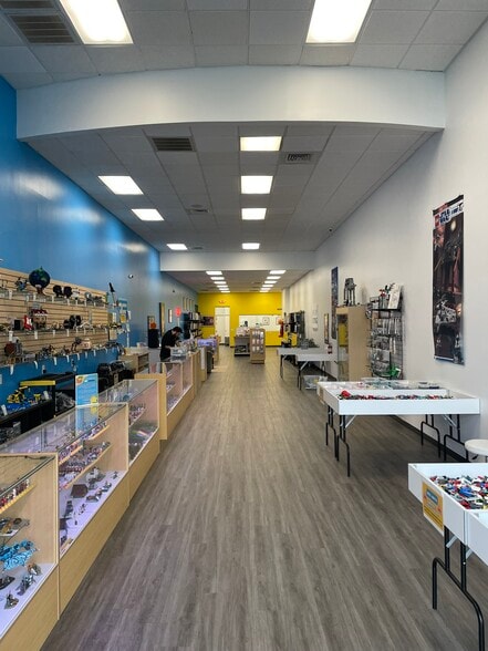 More Photos Of 2755 Tyrone Blvd, Saint Petersburg General Retail For Lease