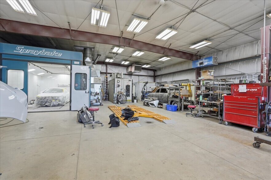 More Photos Of 590 Commercial Ave, Waterloo Auto Repair For Sale