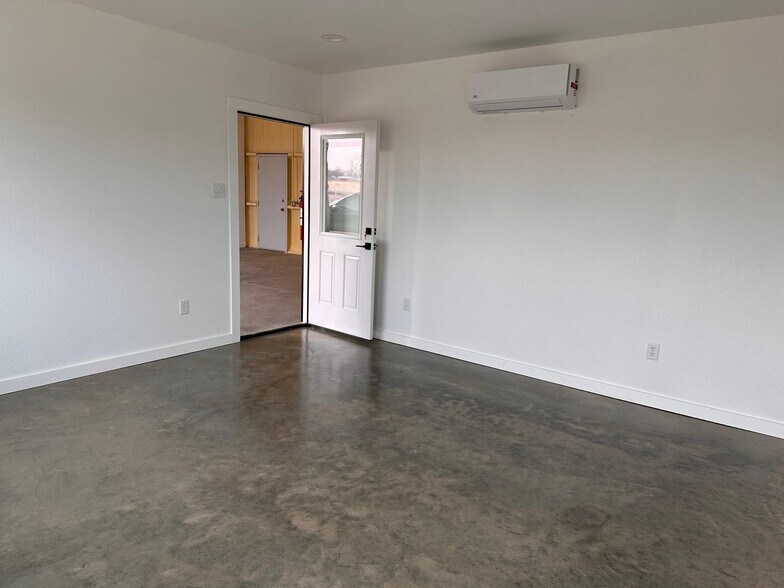 More Photos Of 4916 Fairview Road Unit #103, Millsap Industrial For Lease