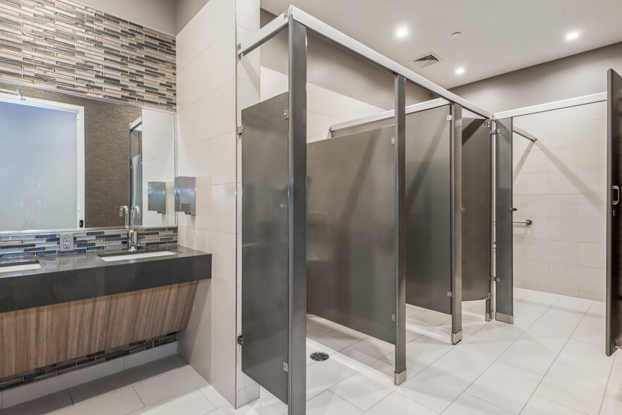 More Photos Of 511 Ocean Ave, Massapequa Office For Lease