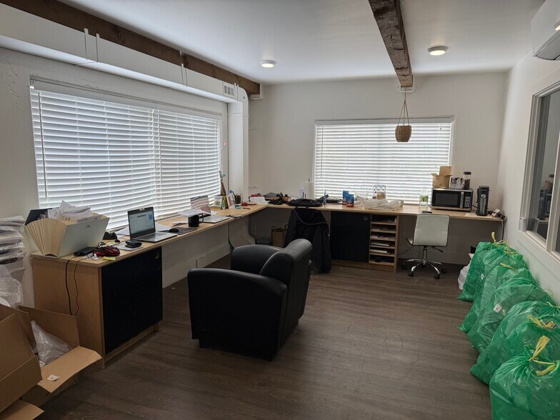 More Photos Of 4670 SW Pacific Ave, Beaverton Warehouse For Lease