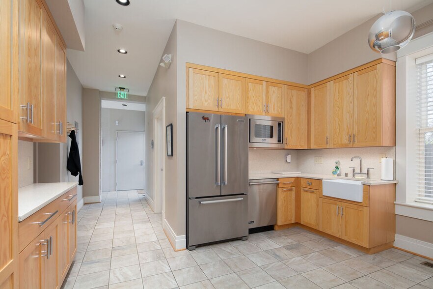 More Photos Of 146 E Third St, Lexington Office For Sale