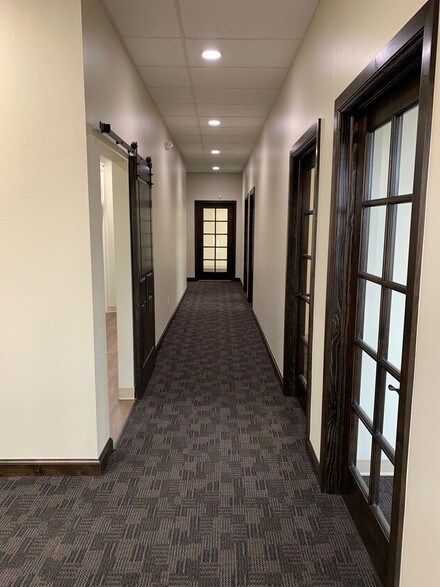 More Photos Of 401 W Vandament Ave, Yukon Office For Lease