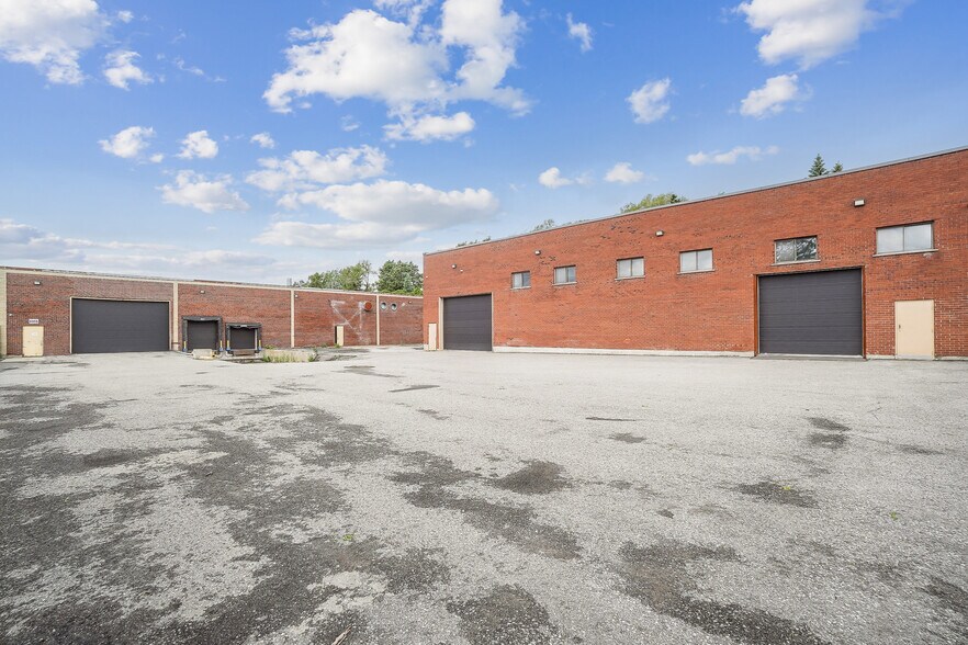 More Photos Of 6950 Boul Couture, Montréal Warehouse For Lease