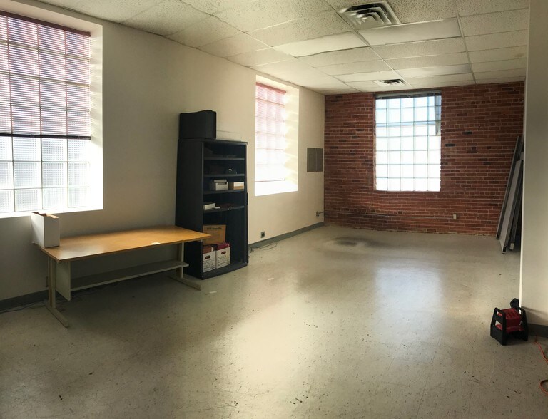 More Photos Of 800-810 E 10th St, Lawrence Flex For Sale